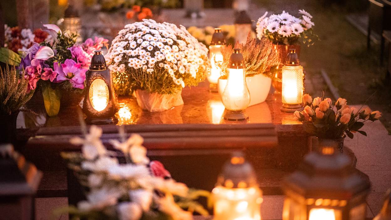 Na Wszystkich Świętych – znicz tradycyjny czy LED-owy ?