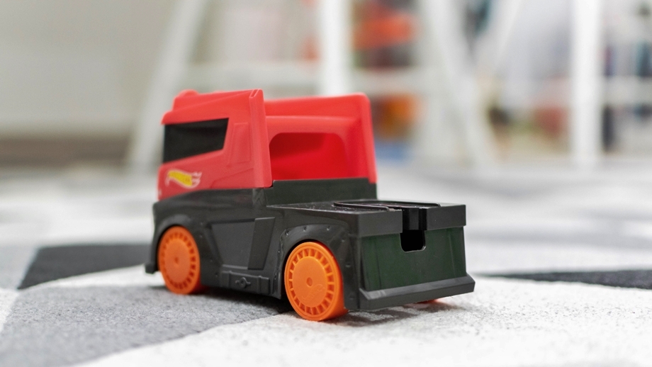 Nákladné auto Mega Transporter Hot Wheels - pohľad zozadu
