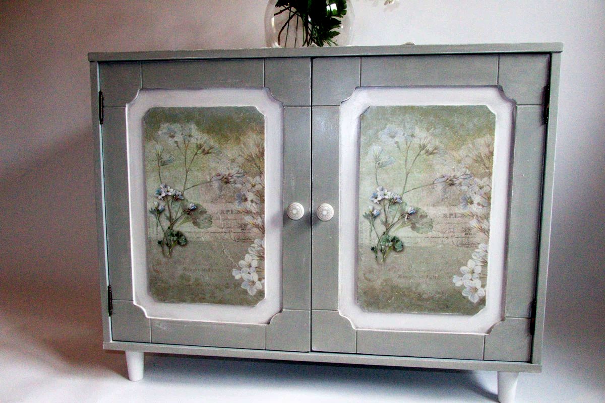 Szara szafka decoupage