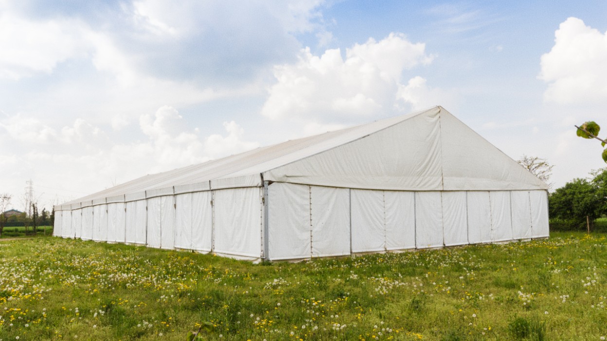 Промисловий намет - на що звернути увагу при виборі?