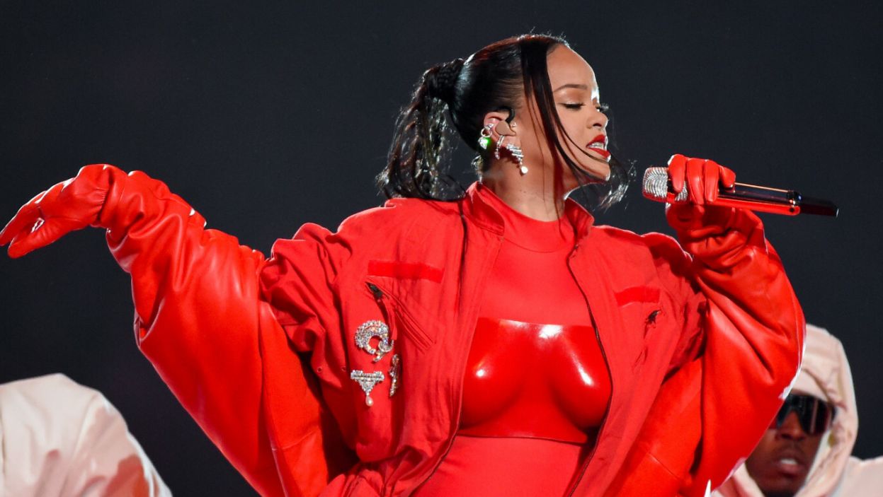 Rihanna na Super Bowl zaskoczyła stylizacją i ogłosiła super nowinę! Fani podzieleni co do jakości jej występu. Czy to był dobry powrót?