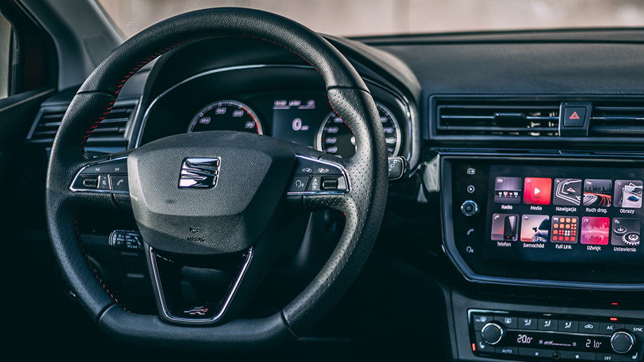 Mechanický zámok riadenia bráni zlodejovi riadiť auto.