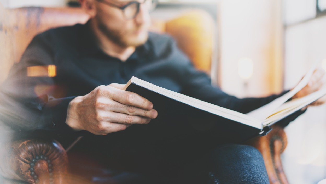 Nowości książkowe polecane na Dzień Mężczyzny – 5 propozycji na prezent