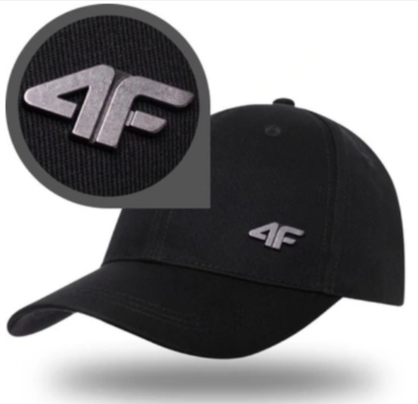 Niezalecane zdjęcie: widok czapki z daszkiem z przodu, na którym dodano element graficzny wskazujący na wyhaftowany na czapce logotyp oraz zdjęcie zbliżenia tego logotypu.