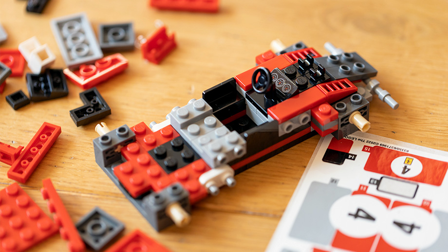 Potrebujeme nalepiť aj nejaké nálepky na auto LEGO Ferrari