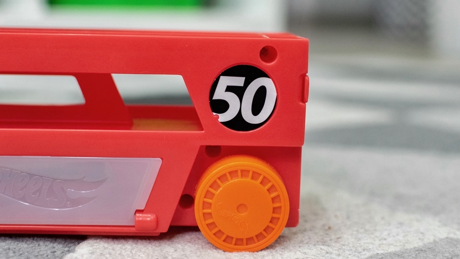 Logo, ktoré symbolizuje 50. výročie Hot Wheels