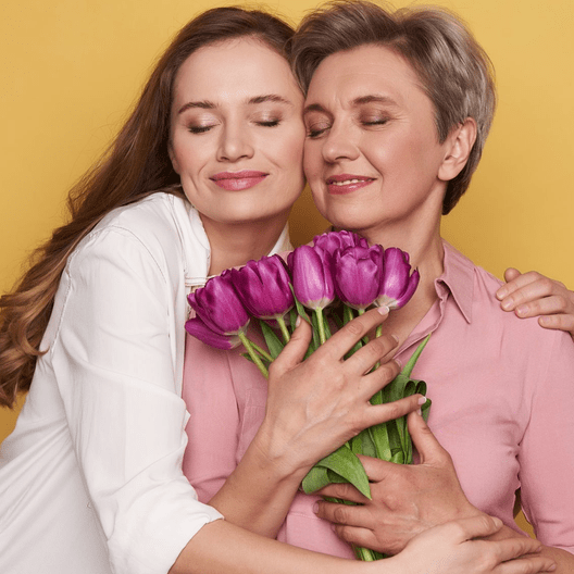 Tulips, pink shirt, purple tulips, mother-daughter embrace