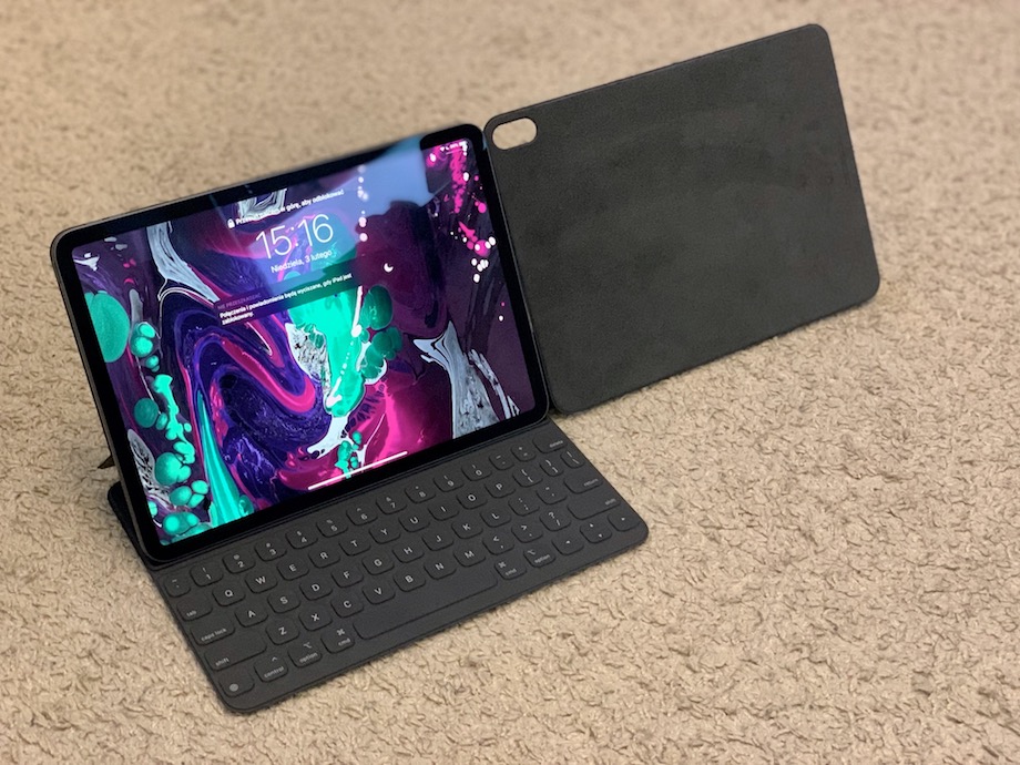iPad本体 + Apple Pencil + Smart Keyboard iPadにSmart Keyboard FolioやSmart Keyboardを接続して使う