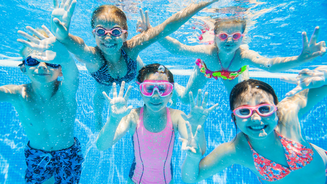 Modne stroje kąpielowe na lato 2022 dla pięciolatki