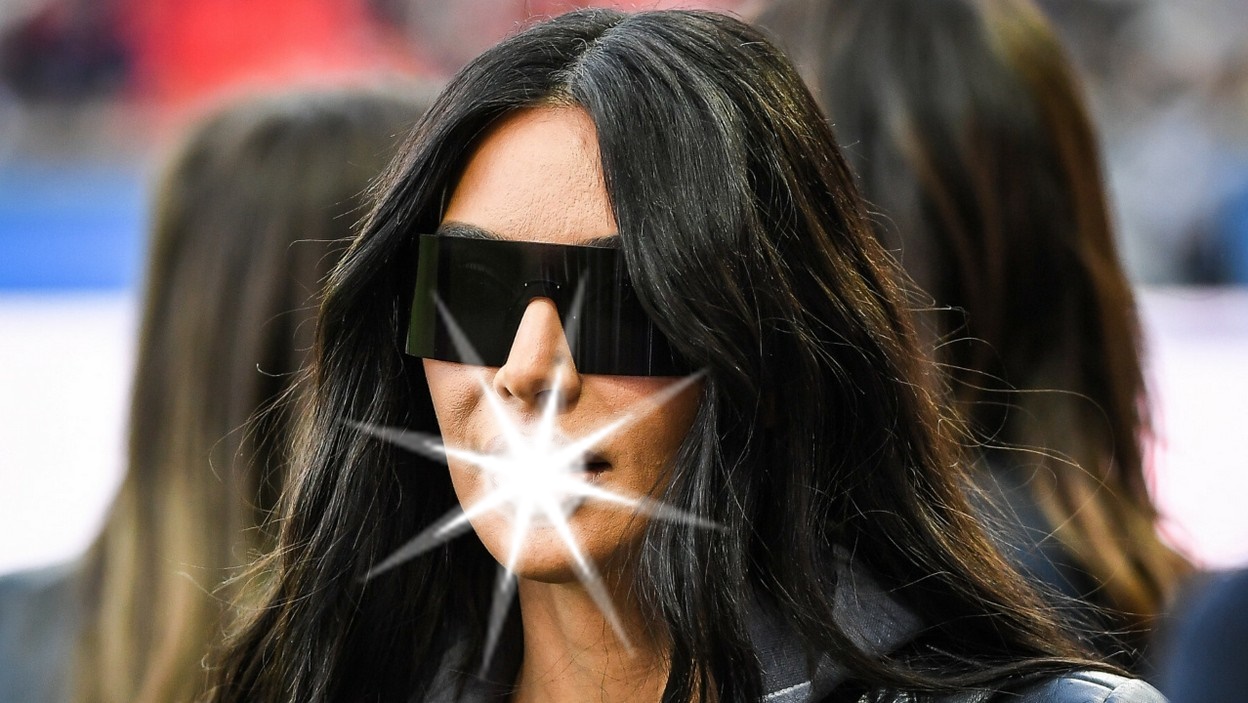 Dawno nie widziana Kim Kardashian pojawiła się z przyjaciółkami na meczu. Czy gwiazda powiększyła usta?