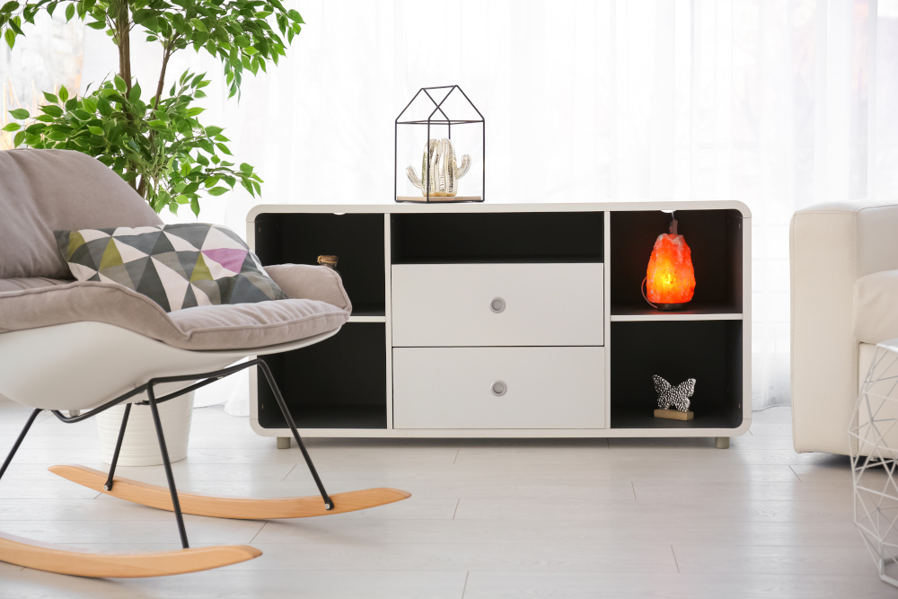 soľná lampa v obývacej izbe