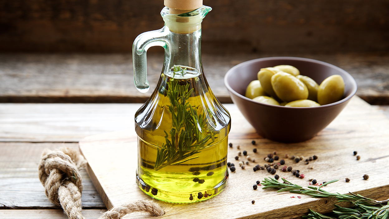 Domáci ochutený olivový olej.  Aromatické korenie, s ktorým sa nikdy nerozlúčite