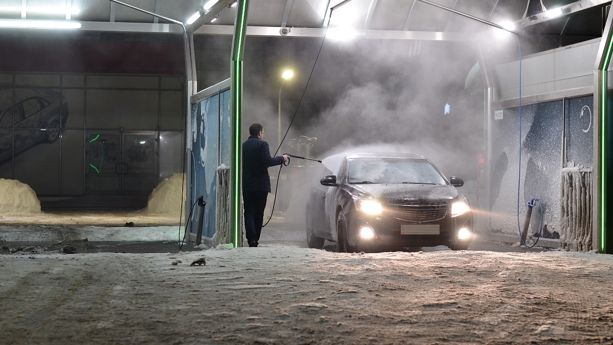 Jak umyć samochód na myjni bezdotykowej zimą? 7 ważnych