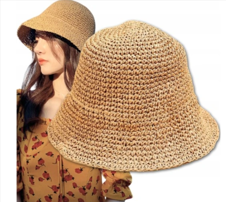 Niezalecane zdjęcie: na pierwszym planie ujęcie słomkowego kapelusza z przodu, w tle widoczna kobieta nosząca ten kapelusz.