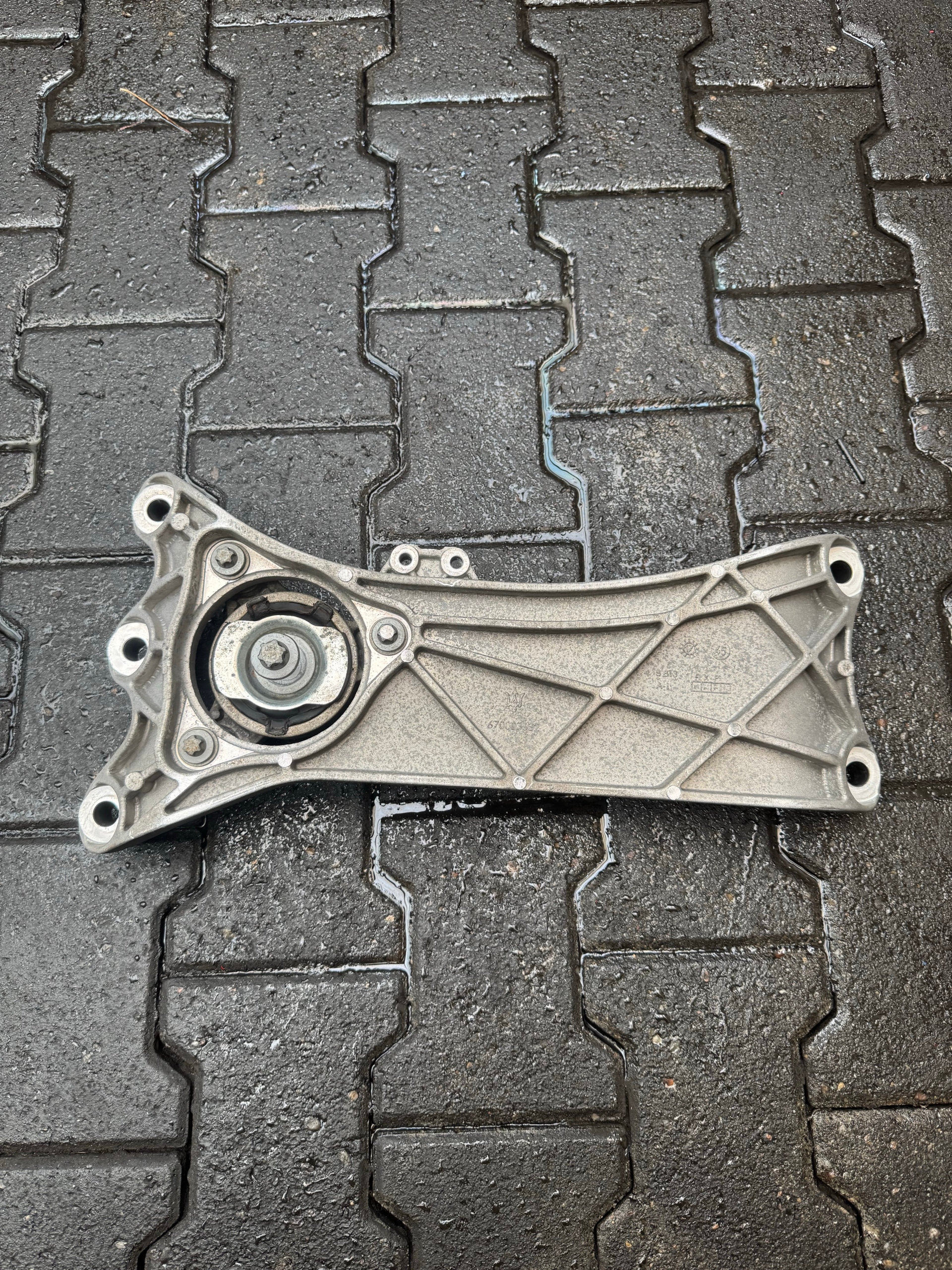 КРОНШТЕЙН ПІДПОРОЮ КОРОБКИ ПЕРЕДАЧ MASERATI 670003632 
