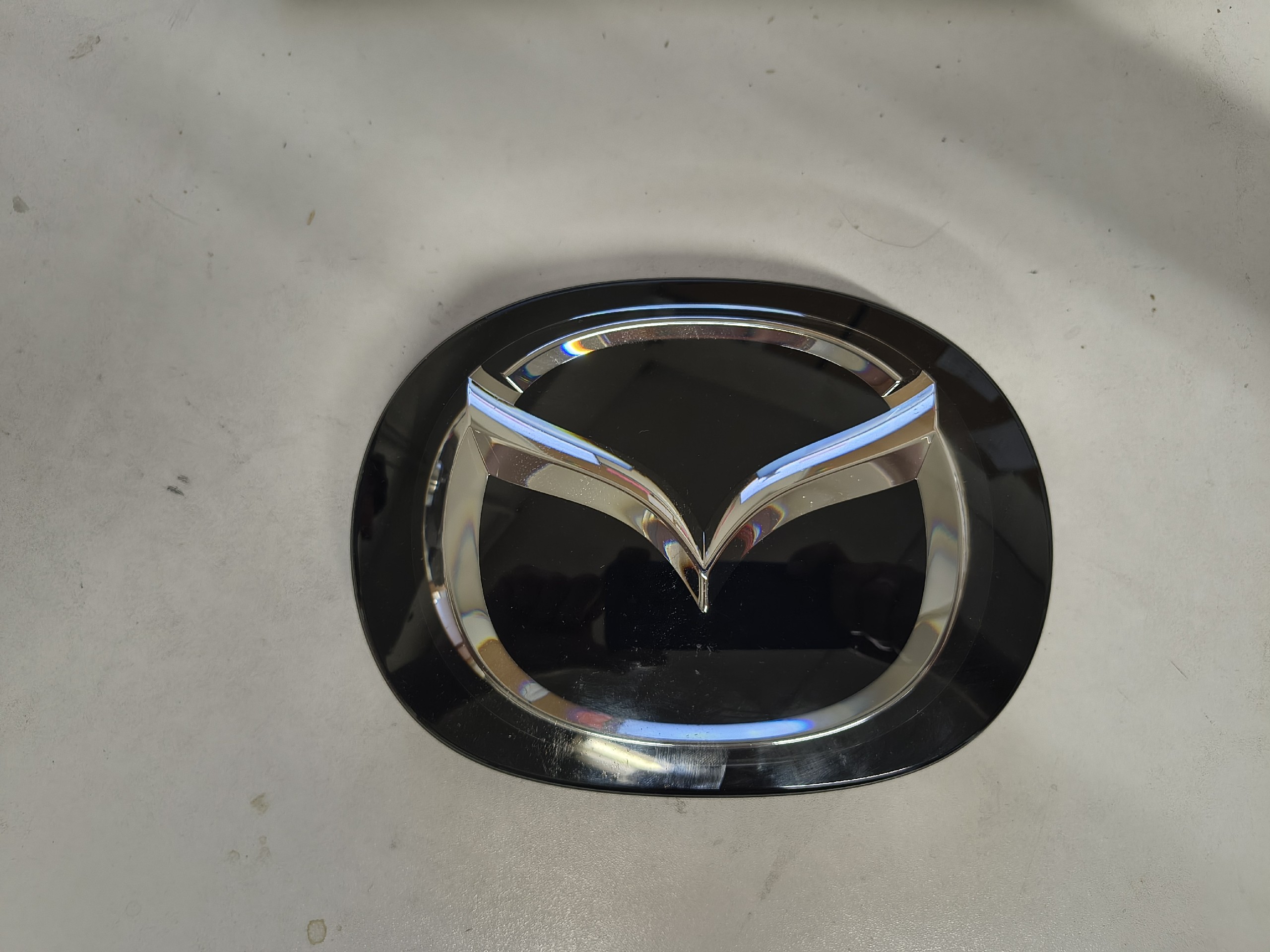 ЕМБЛЕМА ПЕРЕДНІЙ MAZDA CX5 KF/ CX9, OEM, K69A51730 