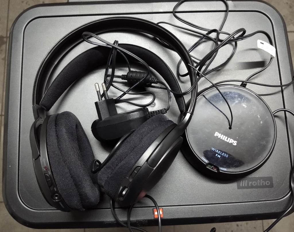 Philips SHC5200 Wireless TV Headphones - FM Transmission, Over-Ear, For Home Theatre, Open Box Excellent