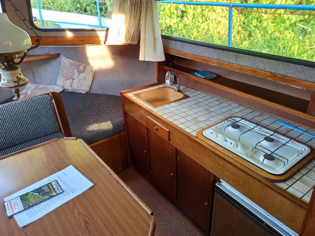 Zdjęcie oferty: łódź motorowa kabinowa houseboat 60cm zanurzenia