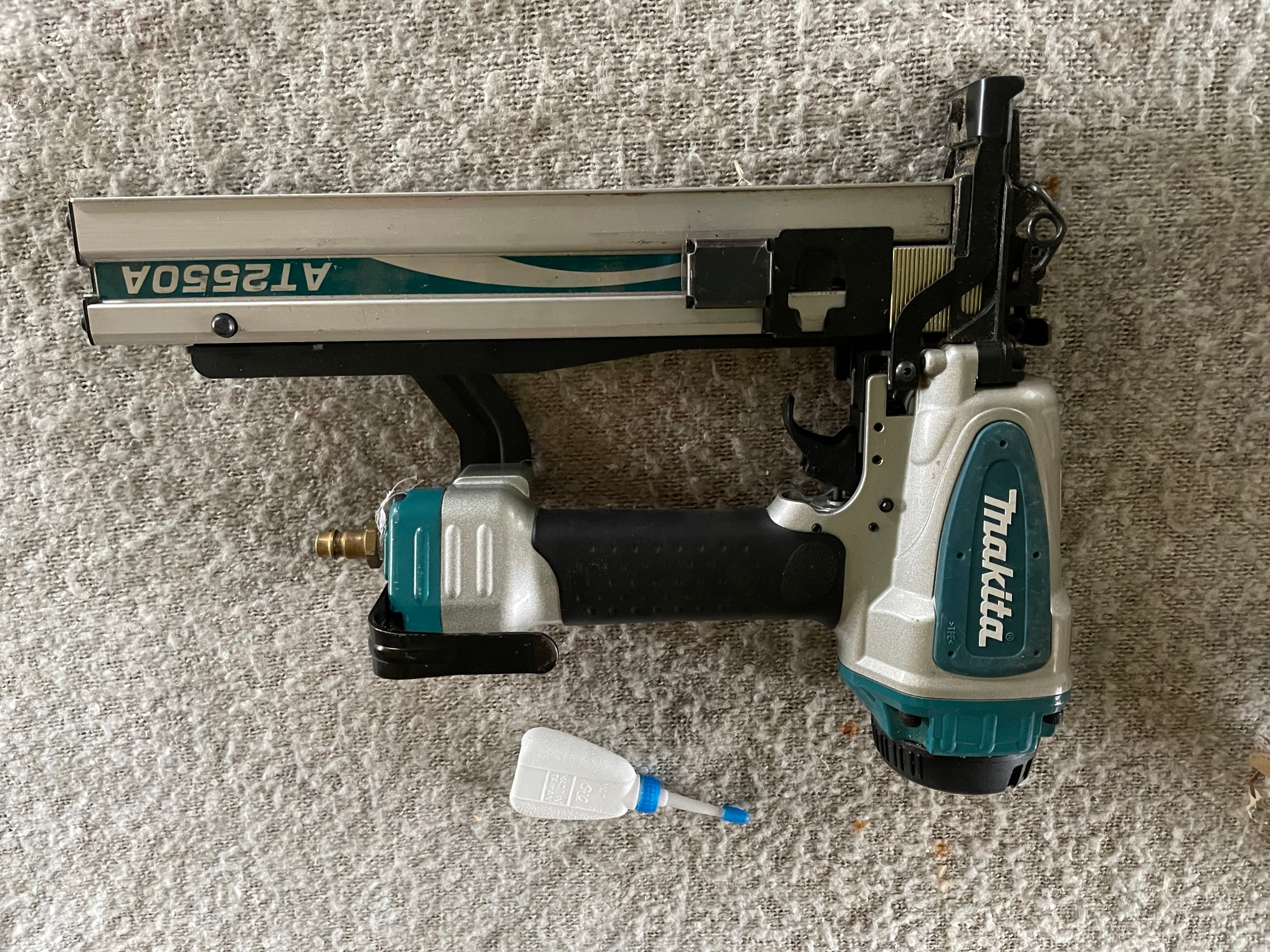 Makita at2550a zszywki