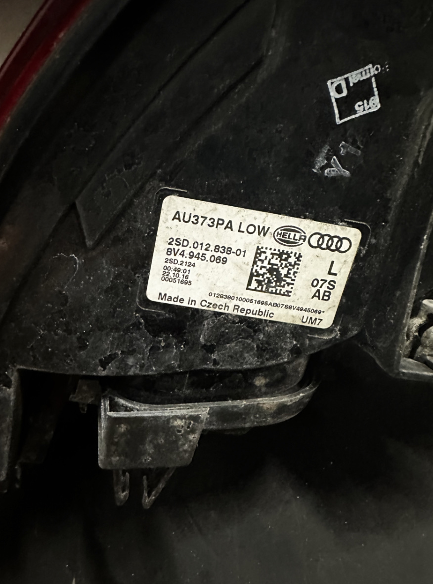 AUDI A3 8V ФАРА ЛІВИЙ ЗАД W КРИЛО 8V4945069 