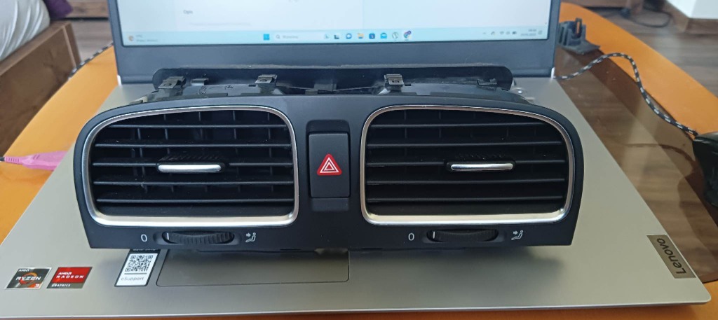 РЕШІТКИ ПОВІТРОВОДУ ЦЕНТРАЛЬНЕ VW GOLF VI 5K0819728M 