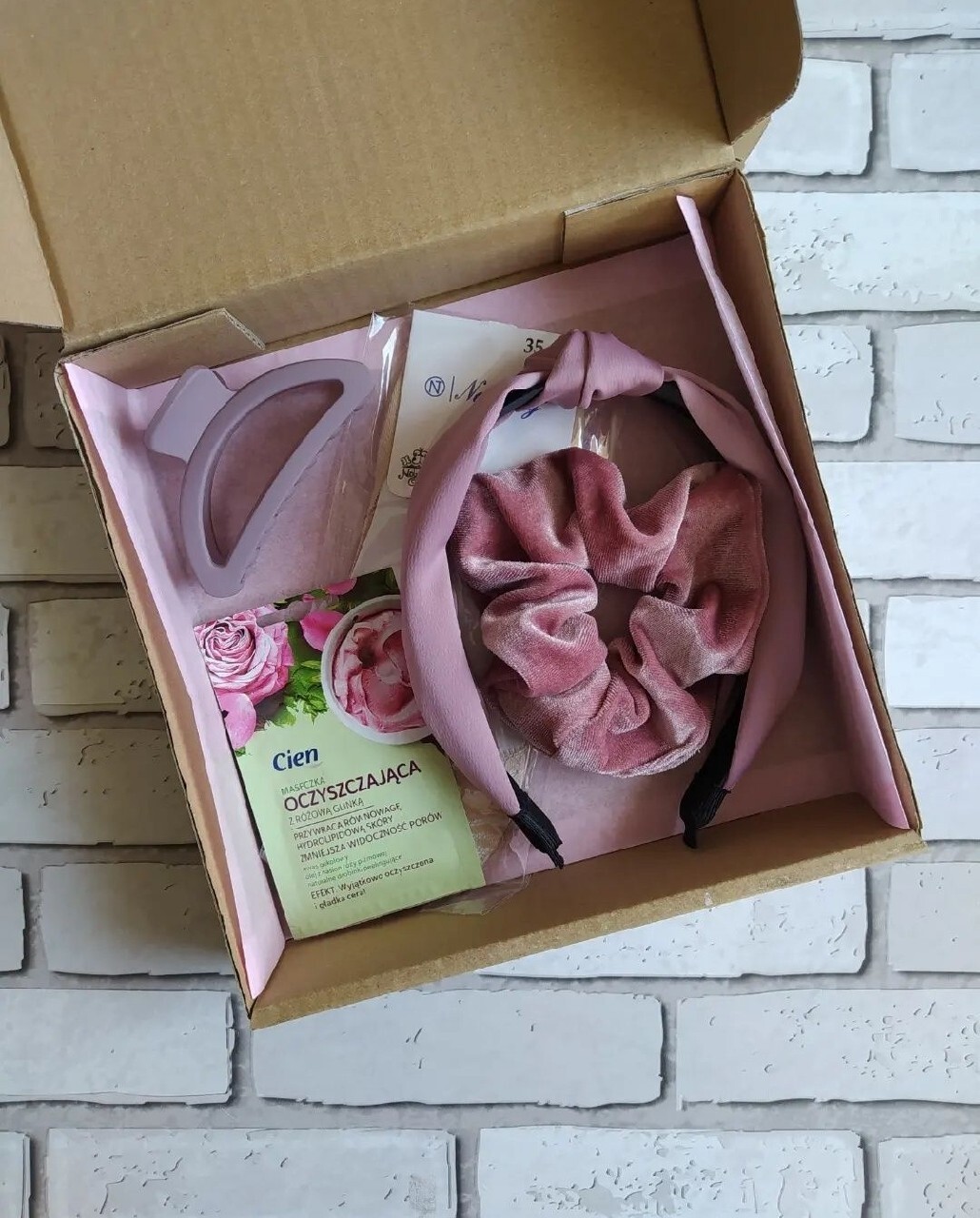 Box z kosmetykami i akcesoriami w kolorze różowym Świnoujście Kup