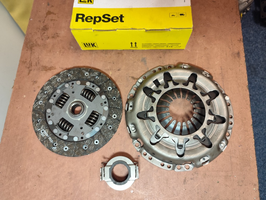 ЗЧЕПЛЕННЯ TOYOTA YARIS 1,3 04/02- LUK 620309400 