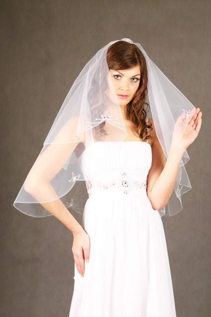 Zdjęcie oferty: Welon ślubny biały z kryształkami i haftowany