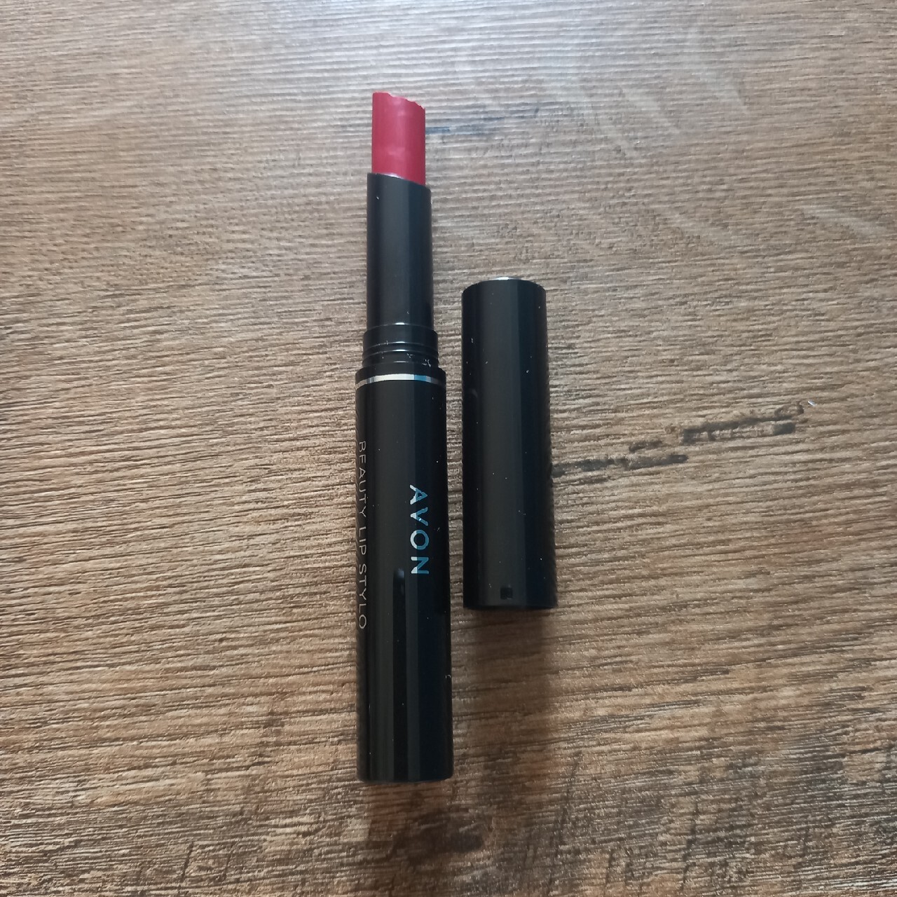 Avon Ultra Beauty Lippenstift Stylo In Frisky Red – Langanhaltender Satin-Finish, Feuchtigkeitsspendend, Dermatologisch Getestet