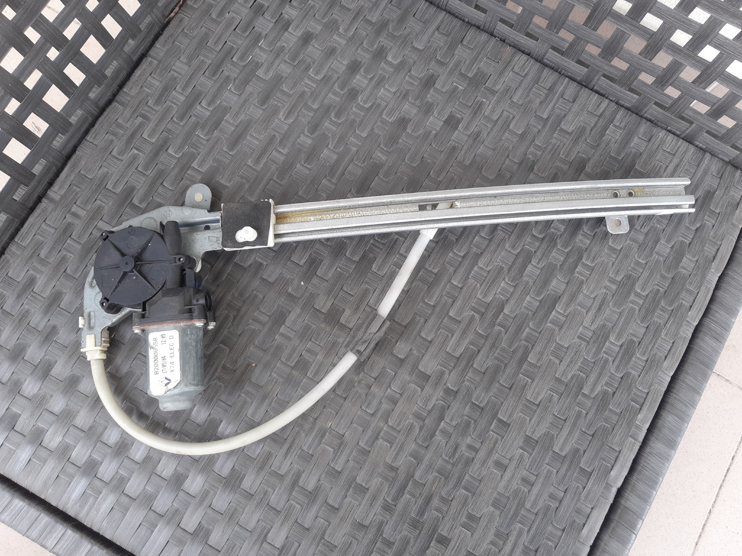 ПІДЙОМНИК СКЛА ПРАВИЙ ЗАД RENAULT LAGUNA II 8200000558 400670T7 