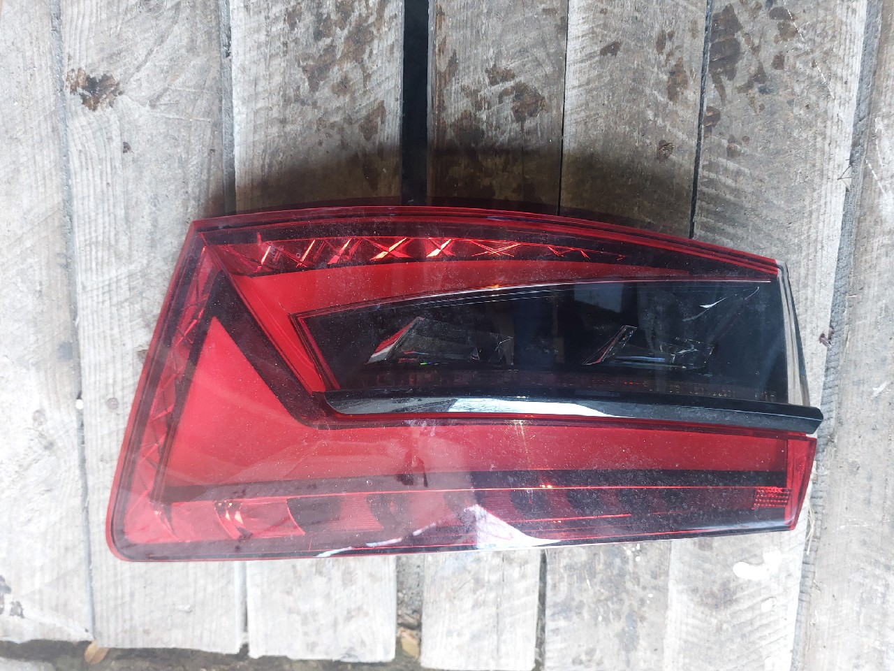 ФАРА ПРАВИЙ ЗАД SUPERB 3 УНІВЕРСАЛ 3V9945208B SPORTLINE 