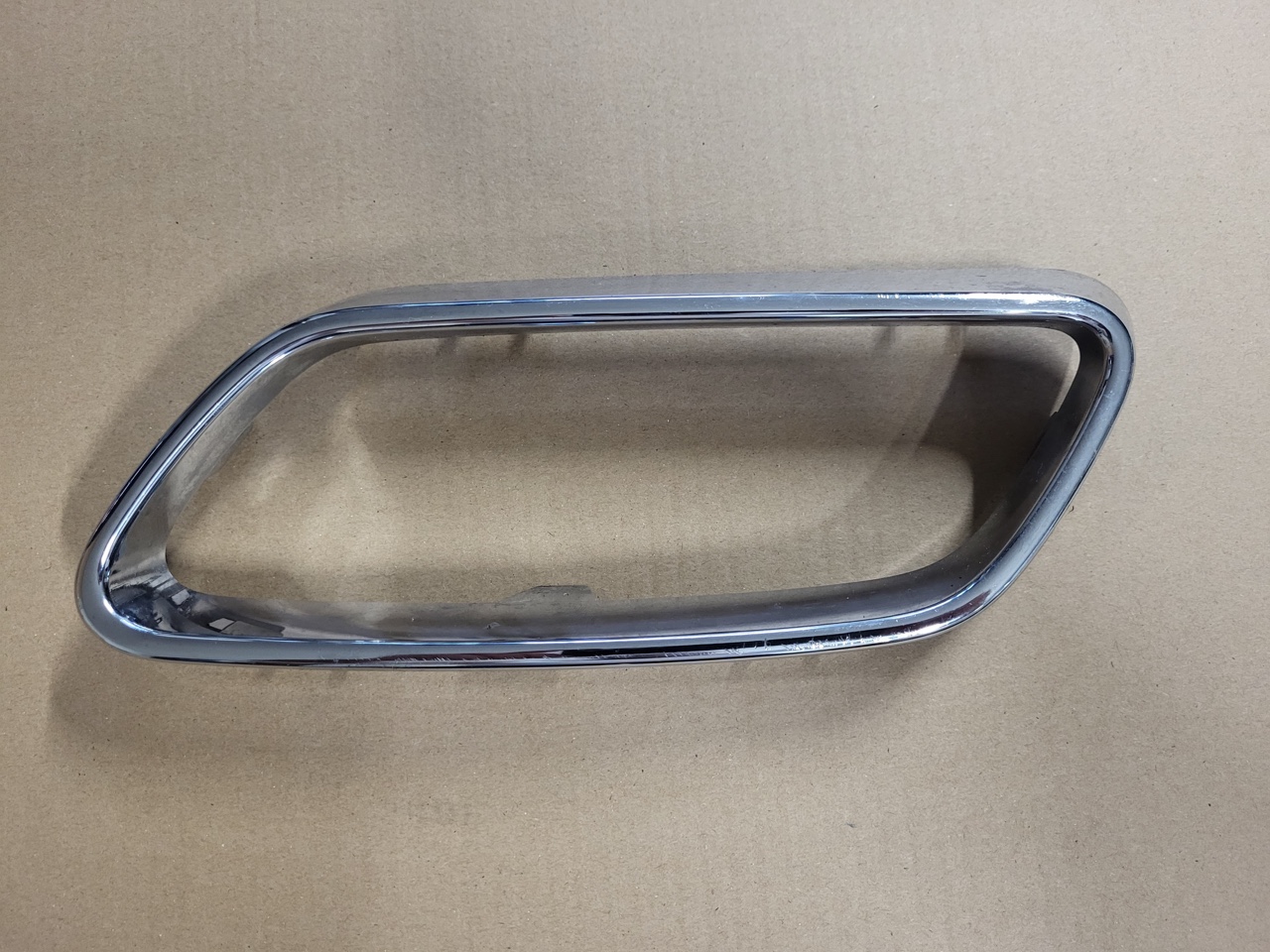 РАМКА ВИПУСКУ MERCEDES C ХРОМ ЛІВА W206 A2068858303 