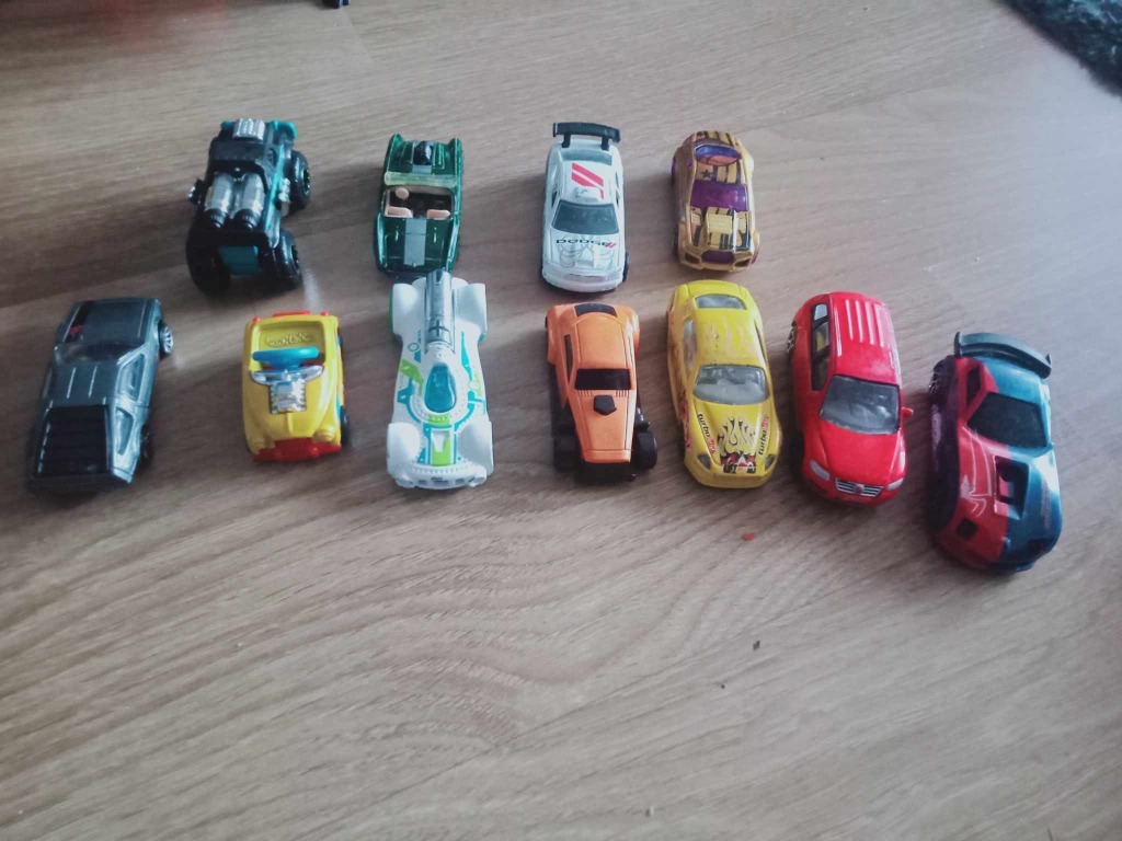 samochodziki metalowe, większość Hot Wheels | Radzymin | Licytacja na ...