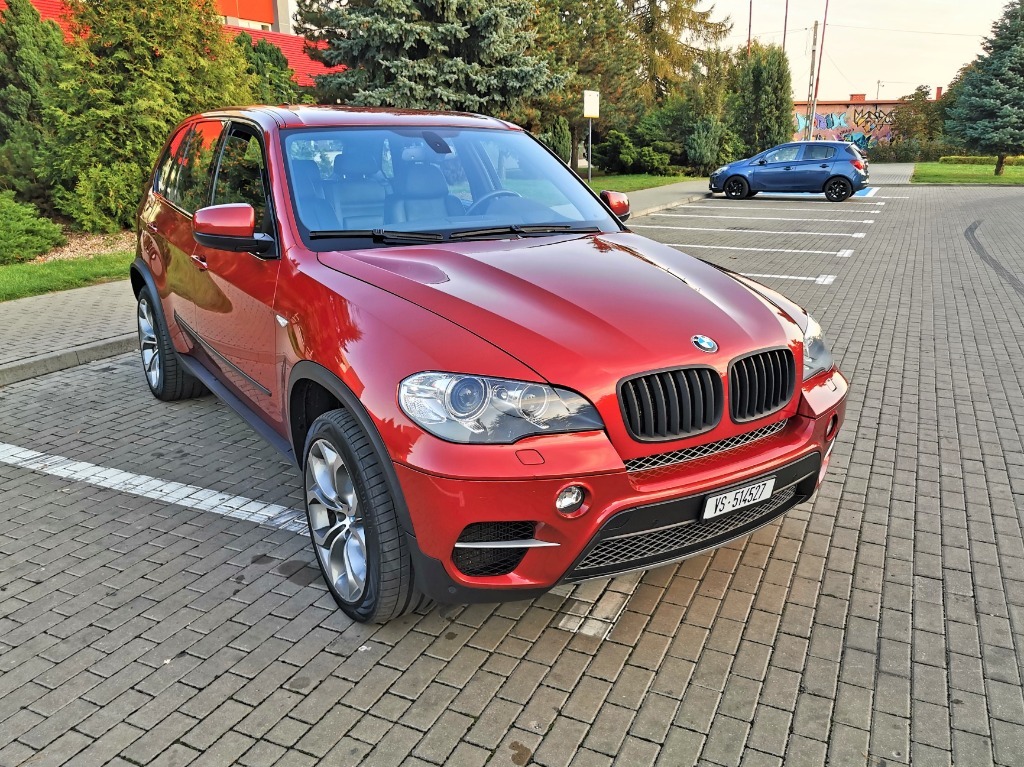 BMW X5, xDrive 50i, wersja e70 z 2010r. Po lifcie. Cena