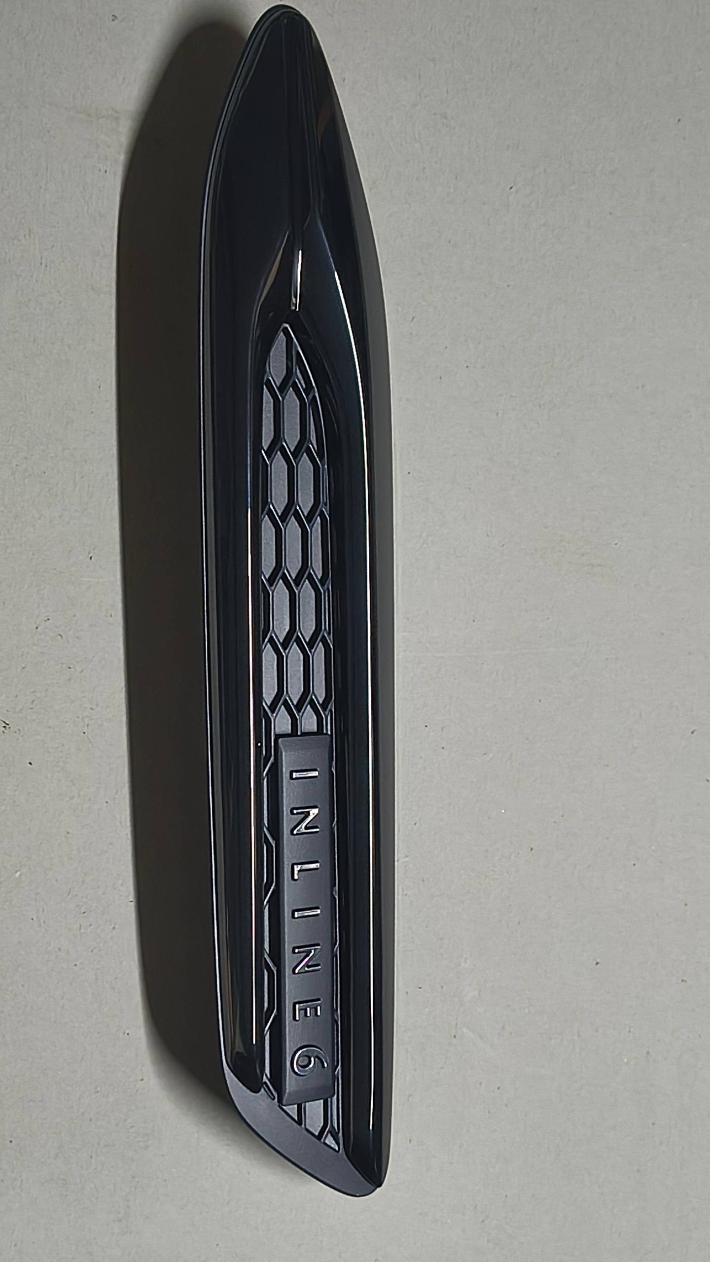 НОВИЙ OE ЗНАЧОК ЕМБЛЕМА INLINE 6 КРИЛА ЛІВИЙ MAZDA CX 60 80 KAAA-508F1 