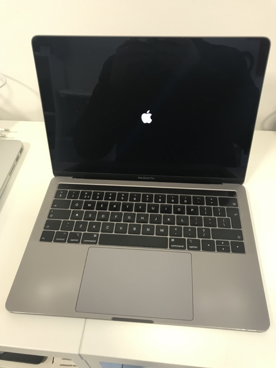 Zdjęcie oferty: Apple MacBook Pro A1989 I5-8279 8 GB SSD 256