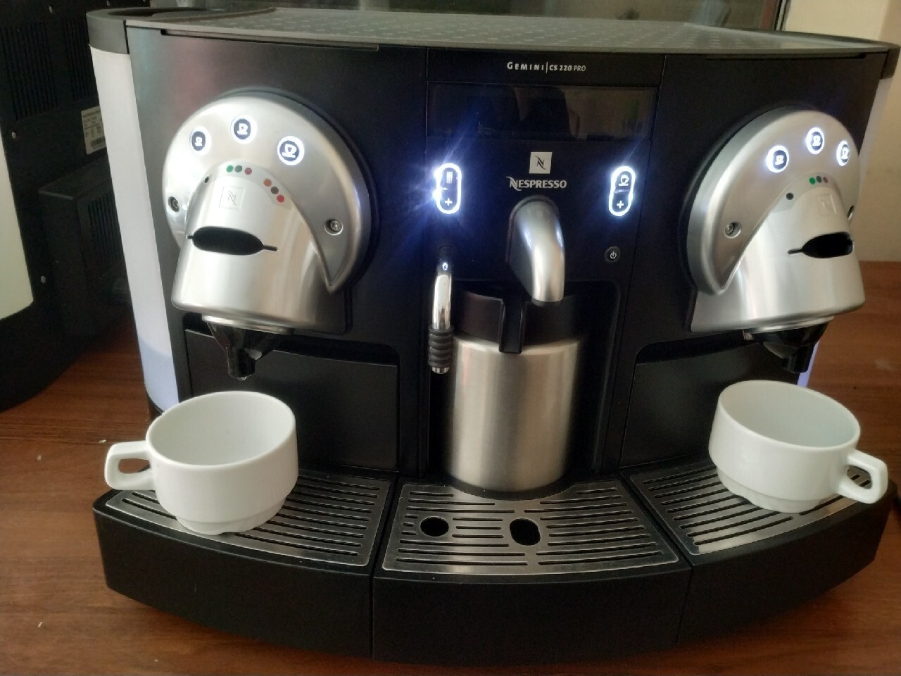 Nespresso cs cheap 220 pro