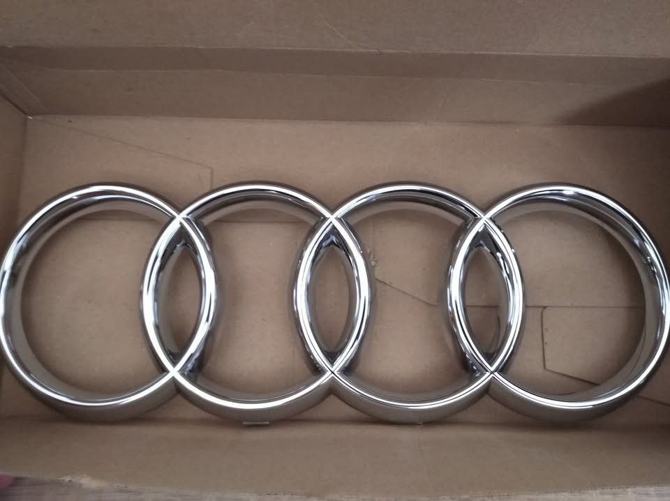 ЕМБЛЕМА ЛОГОТИП ЗНАЧОК ХРОМ AUDI ПЕРІД РЕШІТКА [NOWY] [ORYGINALNY] 8P0853605 