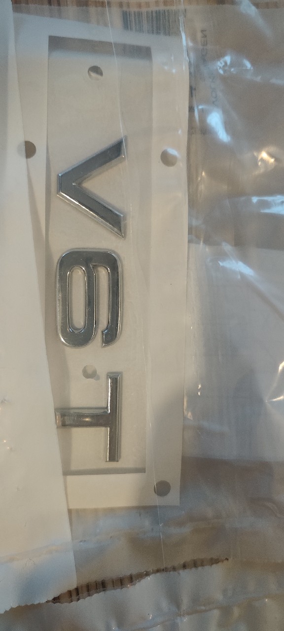 8K0853601 ЕМБЛЕМА AUDI V6T 2ШТ 