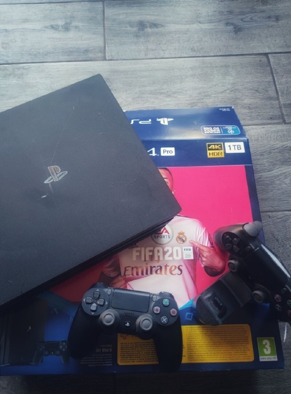 PlayStation 4 Pro 1 TB + 2 pady + stacja ładująca Gniezno Kup teraz