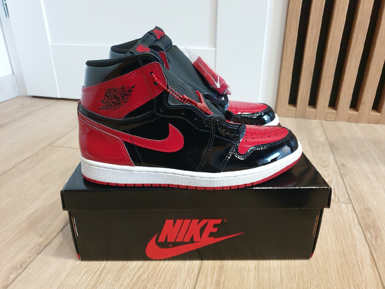 Buty Nike Jordan 1 High Patent Bred. Rozmiar 42,5 Buty Nike Jordan 1 High Patent Bred. Rozmiar 42,5