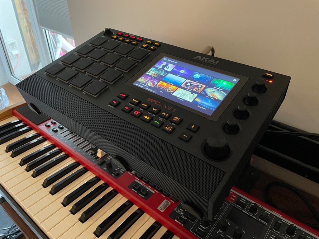 Akai MPC LIVE 2 + case jak nowy OKAZJA Warszawa Kup teraz na Allegro Lokalnie