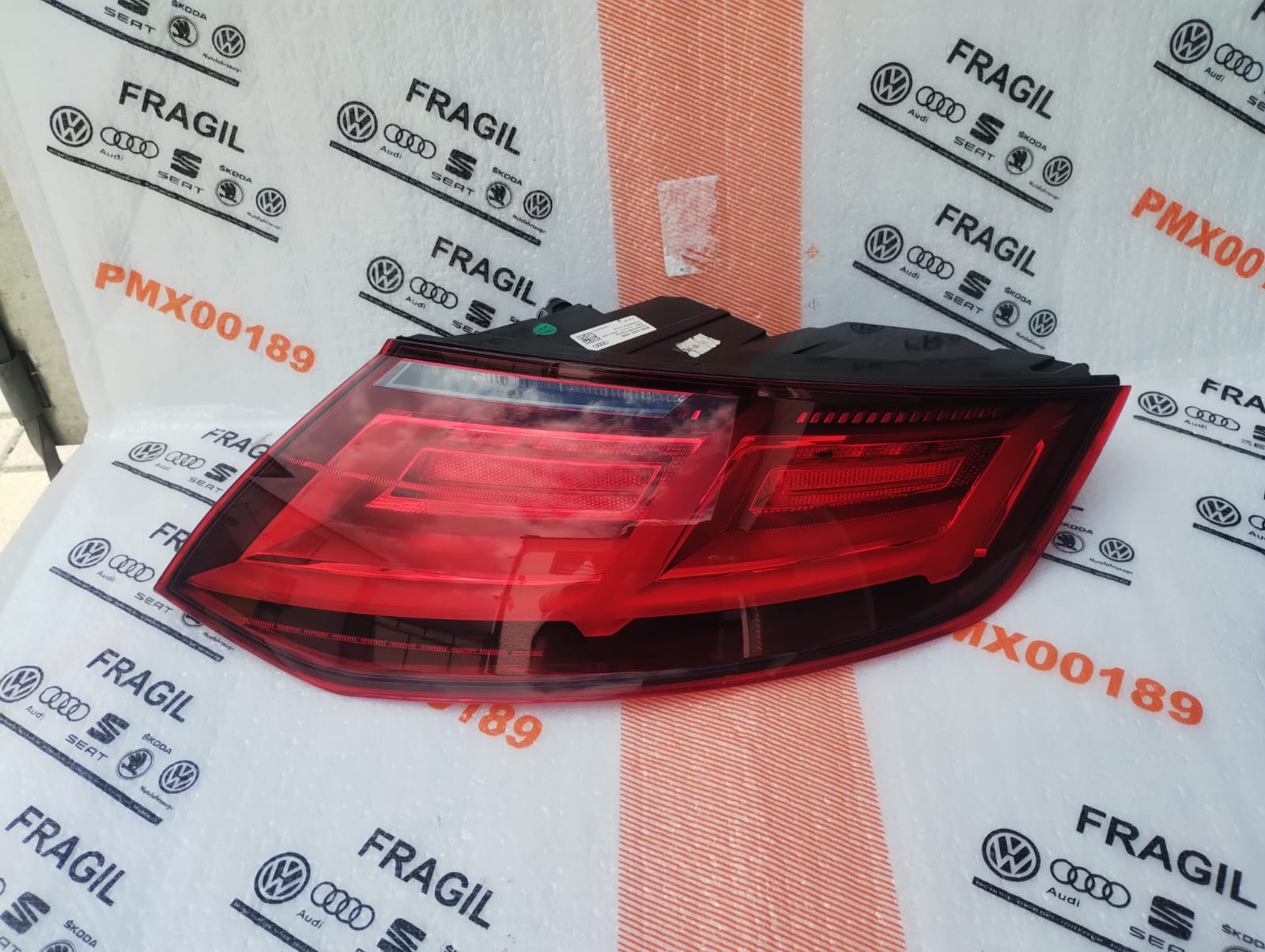 ФАРА ПРАВИЙ ЗАД AUDI TT II 8S0945096 