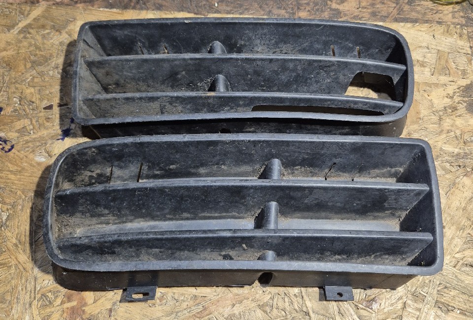 VW GOLF IV ПРАВА ЛІВА РЕШІТКА БАМПЕРА 1J0853665B 1J0853665D 