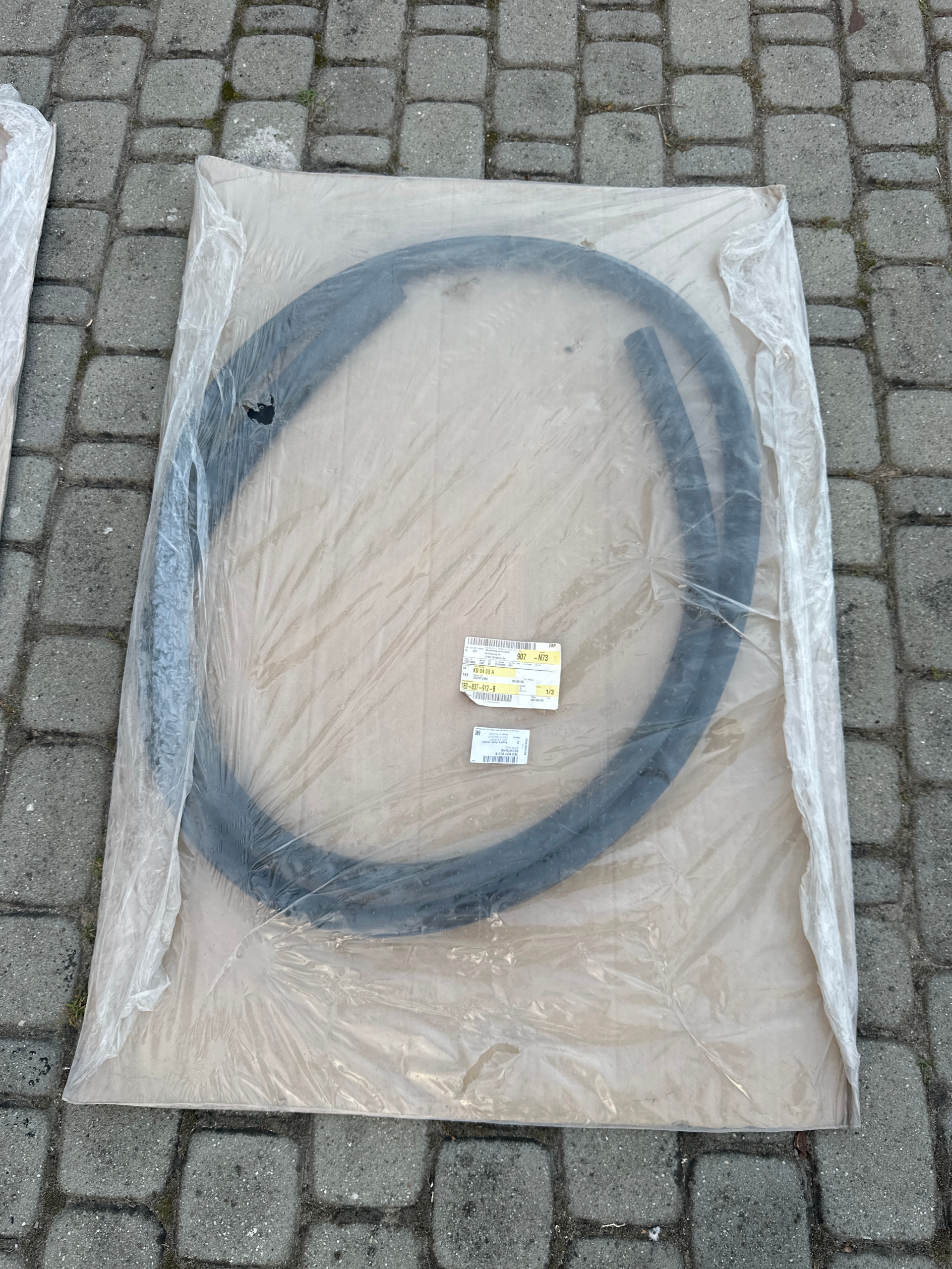 ОРИГІНАЛ УЩІЛЬНЮВАЧ ДВЕРІ PP VW T5 T6 7E0837912B НОВА OE 