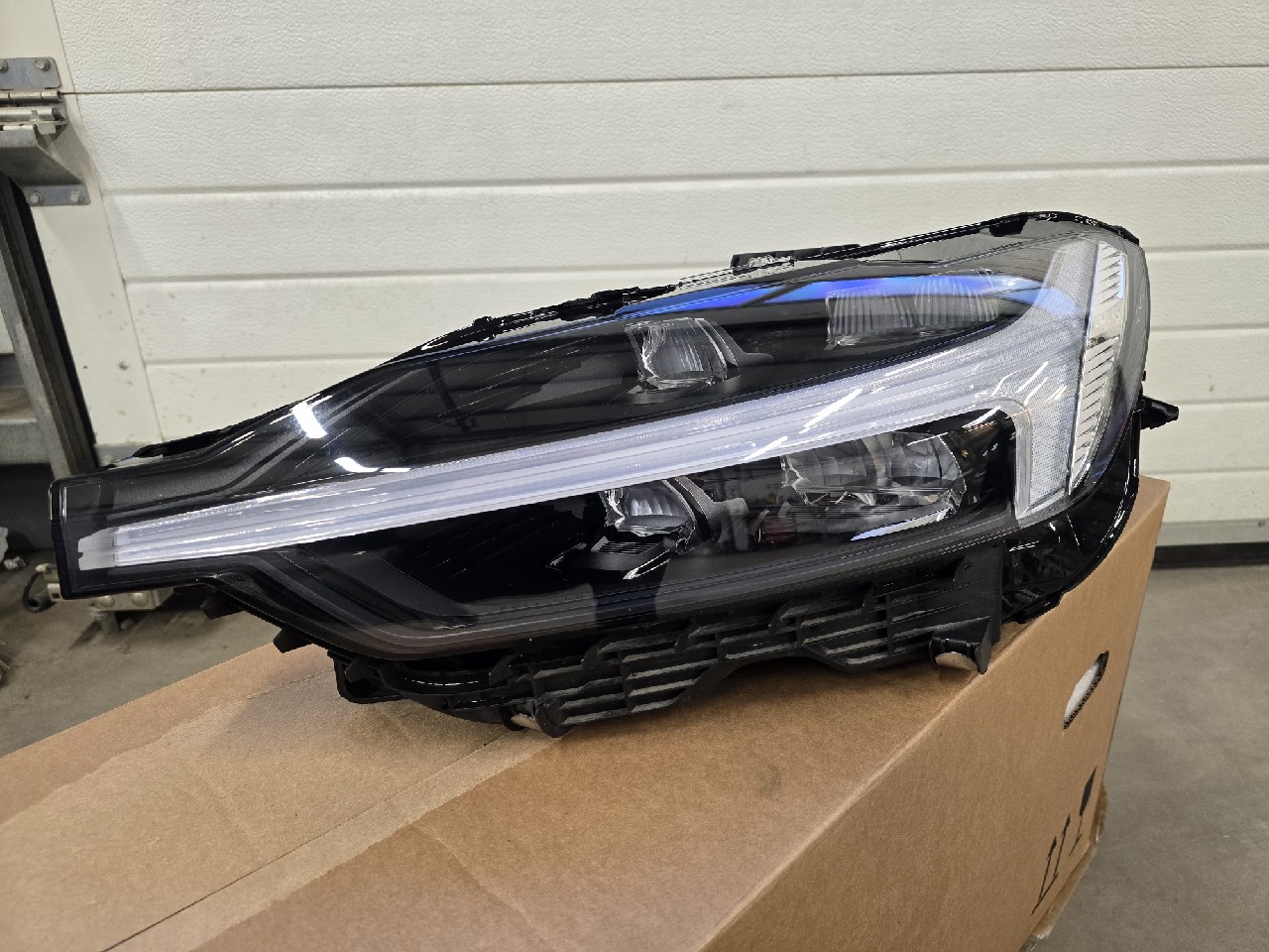 VOLVO XC 60 II ФАРА ПЕРЕДНЯ ЛІВА 32337378 MID LED (СВІТЛОДІОД) 