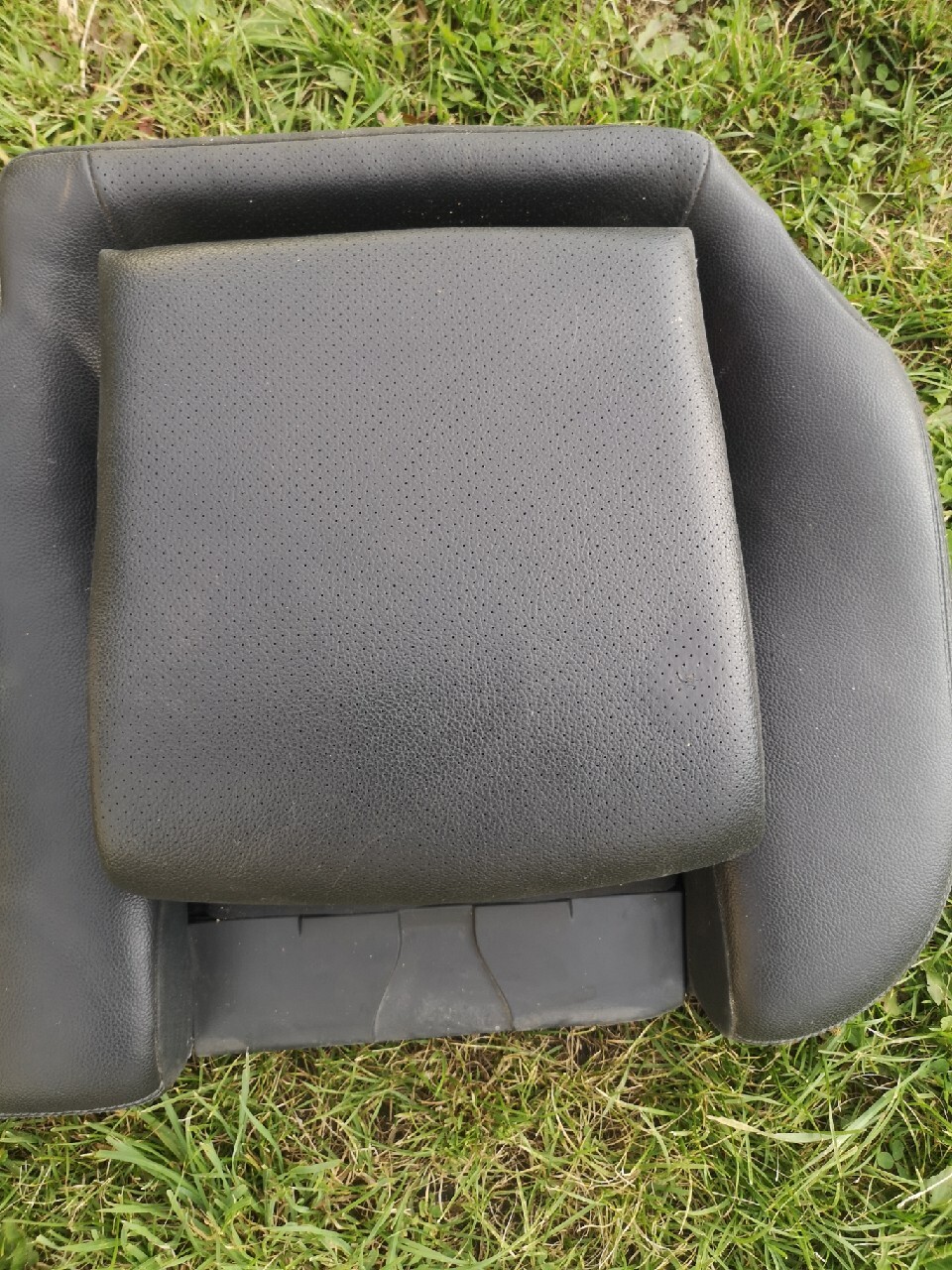 Kanapa siedzisko z wbudowanym fotelikiem. Tył W211 Czerwionka