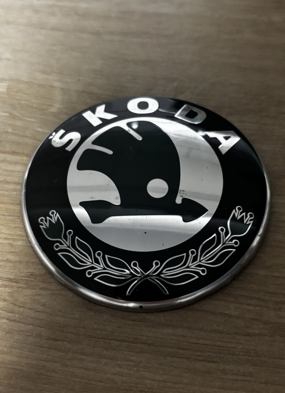ЕМБЛЕМА SKODA OE 1U0853621C 