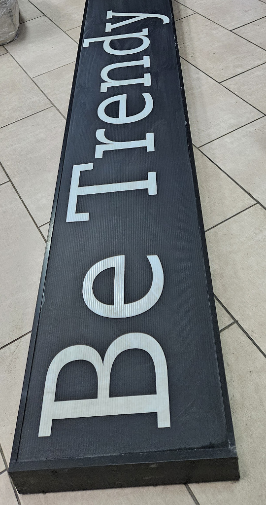 Kaseton baner reklamowy podświetlany LED 350cm x 50cm x 10cm BDB stan ...