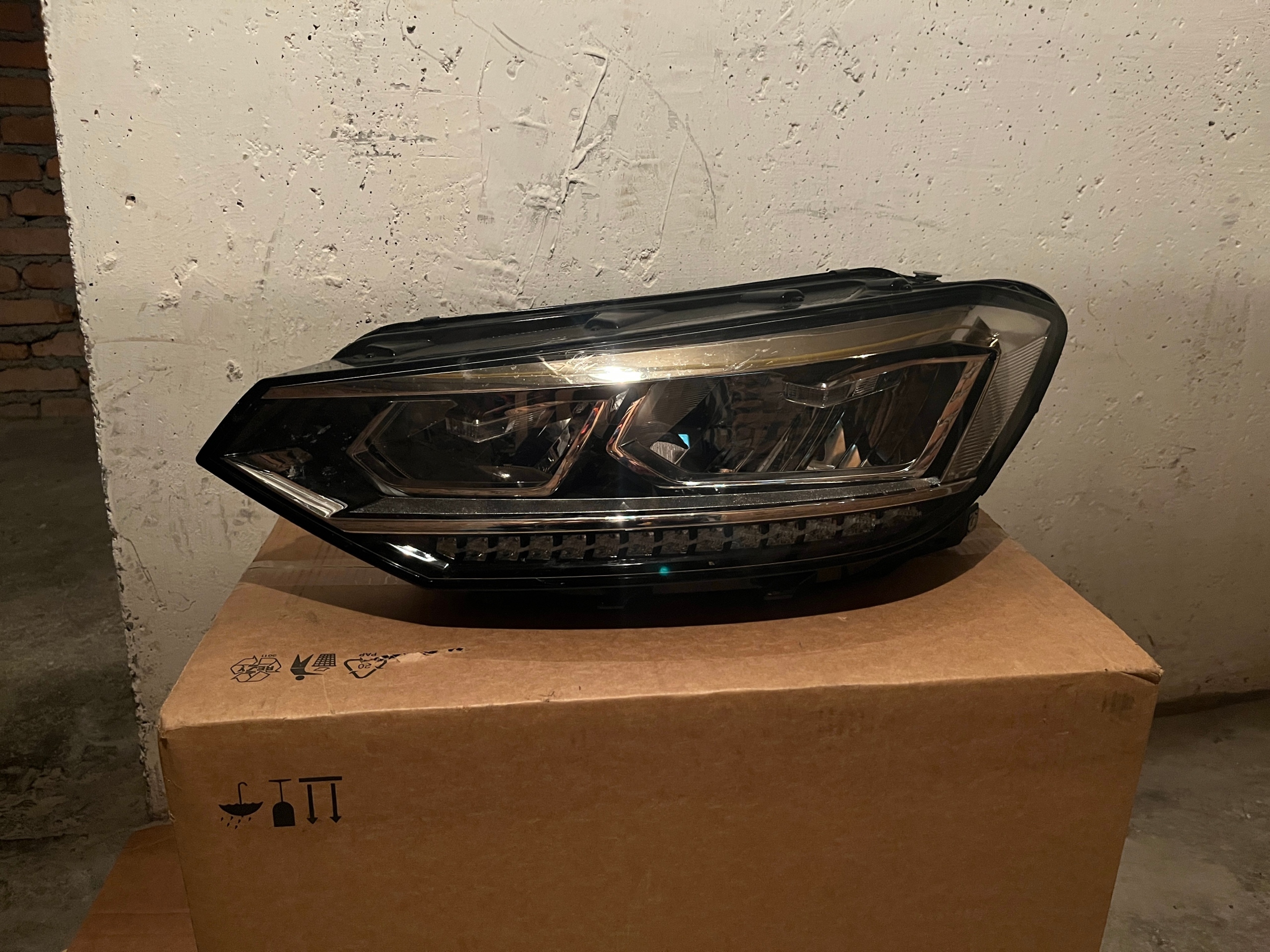 ФАРА ЛІВИЙ ПЕРІД VW TOURAN 5TB941035E 